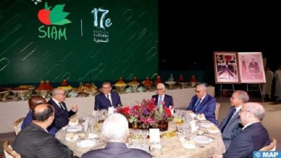 جلالة الملك يقيم مأدبة عشاء على شرف المدعوين والمشاركين في الدورة الـ 17 للملتقى الدولي للفلاحة بالمغرب ترأسها رئيس الحكومة