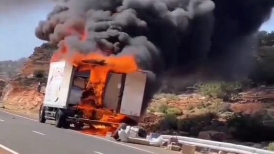 النيران تلتهم شاحنة لنقل الإرساليات بالطريق السريع تيزنيت – الداخلة