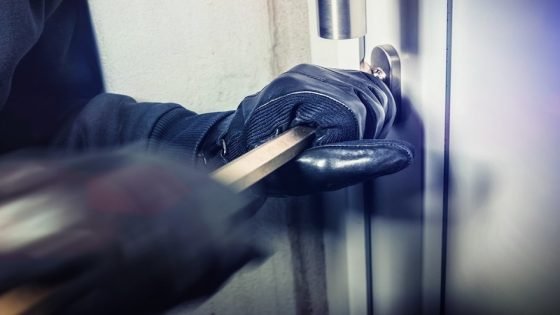 ضحاياها من مغاربة المهجر.. عصا.بة سر.قة المنازل في قبضة أمن مكناس