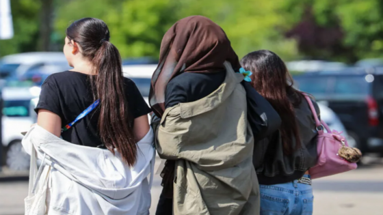 هل يمنع حزب ماكرون المسلمات تحت 15 عاما من ارتداء الحجاب في الأماكن العامة بفرنسا