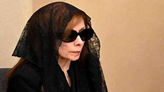 فيروز متشحة بالسواد في وداع ابنها زياد الرحباني ( صور )