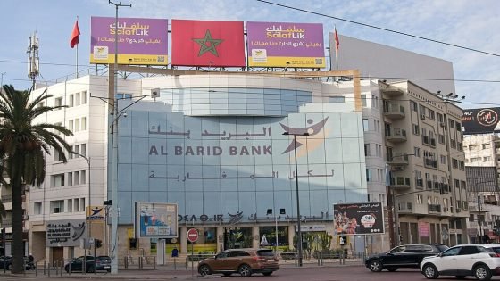 Point de vue sur la façade de l'agence Al Barid Bank boulevard Ghandi à Casablanca au Maroc, le 15/10/2023