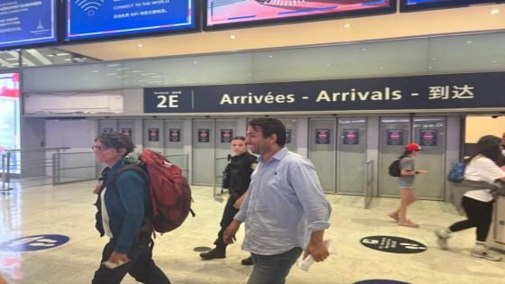 وصول الصحافي المغربي محمد البقالي إلى العاصمة الفرنسية باريس بعد إطلاق إسرائيل سراحه