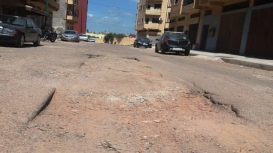 صفحات فيسبوكية تنتقد تعثر أشغال إصلاح شارع رئيسي بسطات