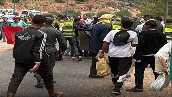 ساكنة دواوير بفم العنصر تحتج للمطالبة بالماء والطريق
