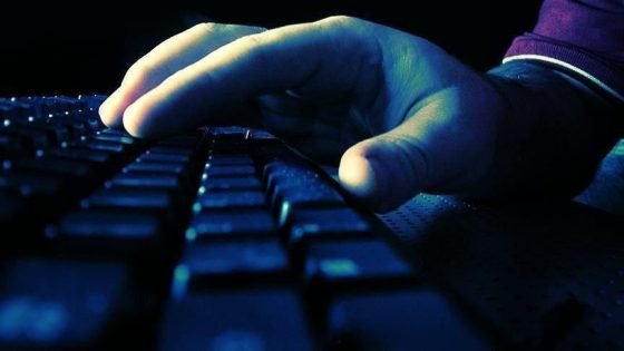 حارس أمن خاص يستدرج الأطفال بصور إباحية عبر “تيك توك”