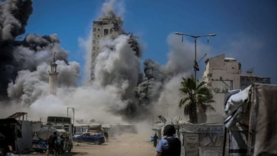 يضم 60 شقة ويقطنه مئات النازحين.. الطائرات الإسرائيلية تدمر برج “السوسي” في غزة