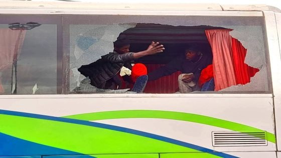 مهاجرون من إفريقيا جنوب الصحراء يكسرون حافلة خلال عملية ترحيل بوادي زم ( صور )