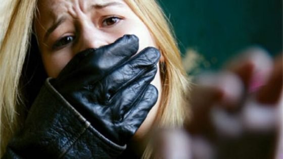 طنجة : محاولة اختطاف طفلة ومواطنون يحاصرون سيدة تحمل قنينة بها مادة مشبوهة.