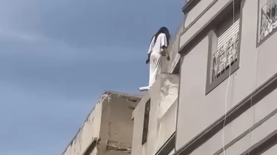 طنجة : شابة تهدد برمي نفسها من سطح والجيران يتدخلون