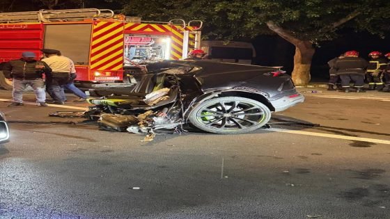قوة الاصطدام تشطر سيارة إلى نصفين وتحوّلها إلى ألسنة نار بعين الدياب ( صور )
