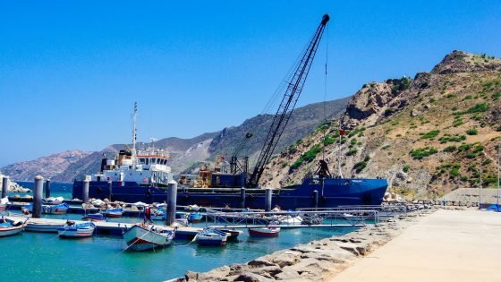 “المضيق تغرق في نفاياتها”.. البحر يُلوث والرمال تُنهب بصمت رسمي