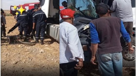 شاحنة تخرج عن الطريق قرب السجن المحلي بوادي زم وتصيب شخصين وتخلف خسائر