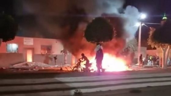 احتجاجات سيدي بيبي تخرج عن السيطرة: إضرام النار في مقر الجماعة ونهب محتوياتها