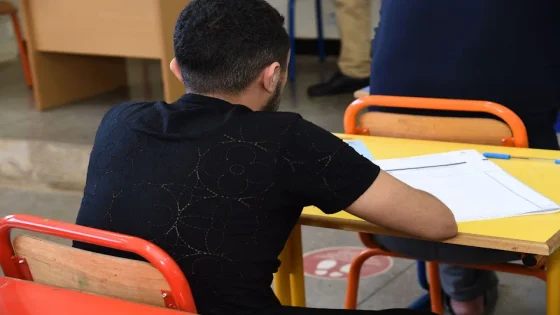 “2702 سجين” يحصلون على شهادات تعليمية