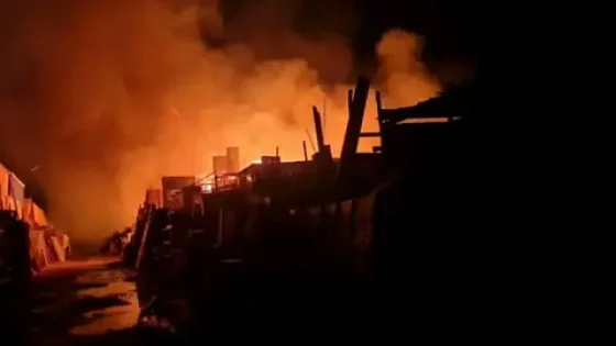 حريق مهول يأتي على مستودع للأخشاب في أولاد التايمة