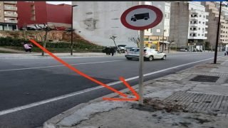 في بلدة ما زالت تلعق جراحها، تزرع اللوحات أسرع مما تقدّم التوضيحات