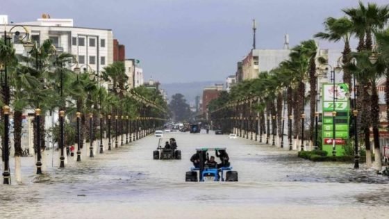 قوات الجيش تساعدة في إجلاء الآلاف بعد فيضانات القصر الكبير