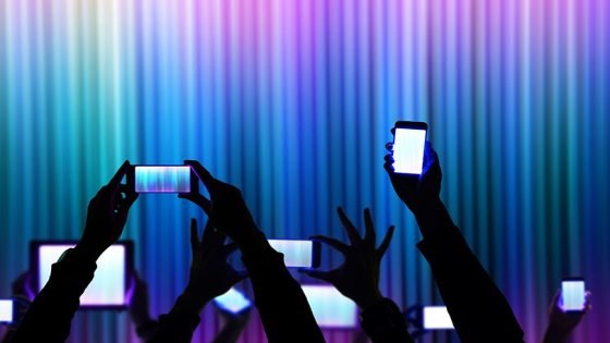 “تفاهة بلا حدود”..زوجات وأمهات في الفرجة !!!