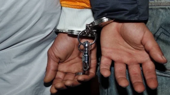 انتحال صفة شرطي يوقف شخصين‬