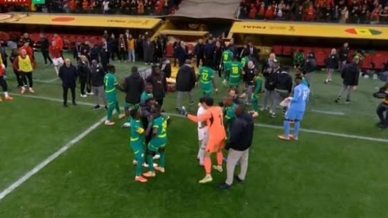 لماذا أصرّ الطاقم الفني واللاعبون المغاربة على عودة المنتخب السنغالي إلى الملعب؟
