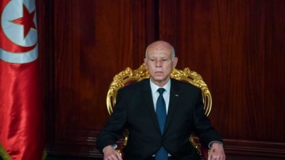 لوبوان: الديكتاتورية في تونس تلتهم أبناءها