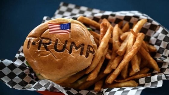 ترامب يفاجئ رواد مطعم في تكساس: الهامبرغر على حسابي (فيديو)