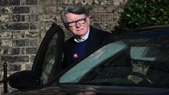 إبستين” يوقف وزيرا بريطانيا سابقا