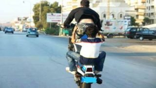 السياقة الاستعراضية للدراجات النارية بأولاد عياد… بين شغف الشباب ومخاطر الطريق