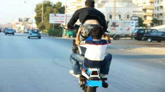 السياقة الاستعراضية للدراجات النارية بأولاد عياد… بين شغف الشباب ومخاطر الطريق