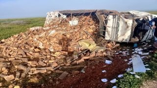 انقلاب شاحنة محمّلة بالحطب بين بني خلوق وكيسر ( صور )