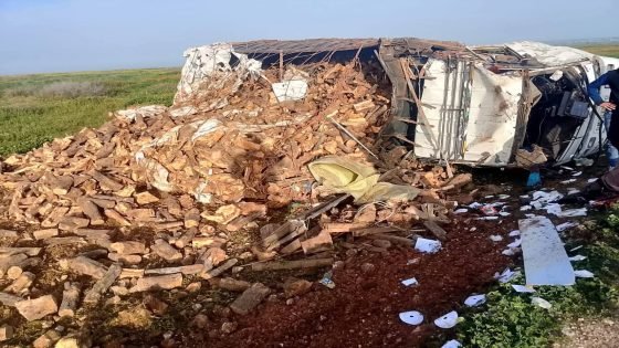 انقلاب شاحنة محمّلة بالحطب بين بني خلوق وكيسر ( صور )