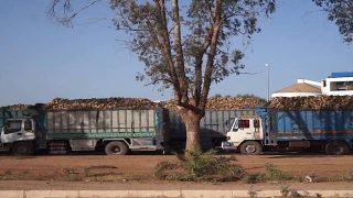 شارع محمد الخامس بأولاد عياد ضحية شاحنات الشمندر… فهل يصلح معمل السكر ما أفسده؟