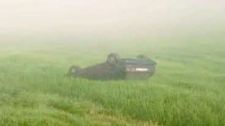 انقلاب سيارة خفيفة يُصيب سائقها ضواحي ابن أحمد في حادثة سير مقلقة