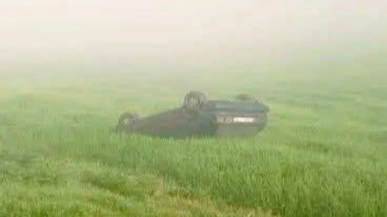 انقلاب سيارة خفيفة يُصيب سائقها ضواحي ابن أحمد في حادثة سير مقلقة