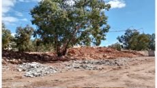 وسط خريبكة.. مشروع “كلينيك” يحوّل جنبات شارع عام إلى مكب للتراب والفوضى