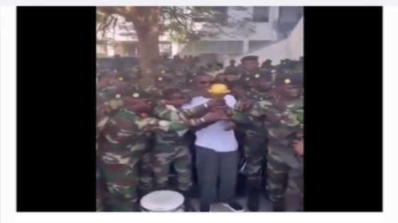 بالفيديو..مدرب السنغال ينقل كأس أفريقيا إلى قاعدة عسكرية !!!