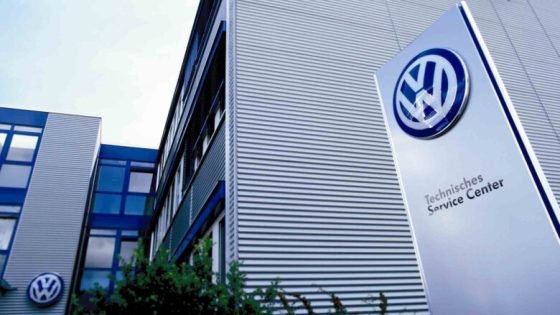 “فولكس فاجن” تستدعي 100 ألف سيارة بسبب خطر احتراق