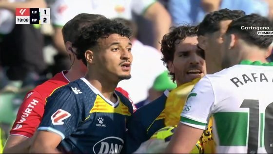 إساءة عنصرية توقف مباراة إلتشي وإسبانيول بعد احتجاج المغربي عمر الهلالي