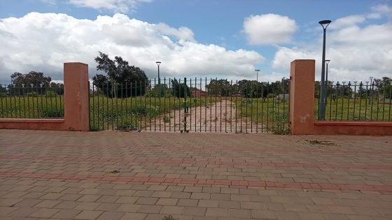 خريبكة..حديقة بـ 500 مليون سنتيم والنتيجة فضاء مغلق وألعاب تذبل تحت الأقمشة ( صور )