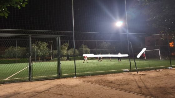بني ملال : ليل حي الشرايبي بلا نوم… ملعب القرب يتحول إلى مصدر معاناة يومية!