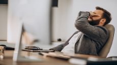 عندما يوقّع الموظف شهادة استسلامه!