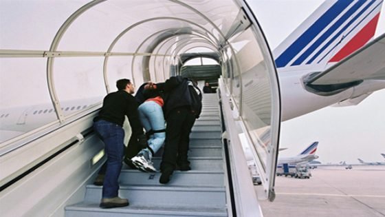 مقترح فرنسي بترحيل الجزائريين إلى أوغندا وألبانيا