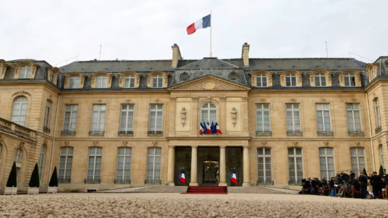 فرنسا.. الشرطة المالية تفتش قصر الإليزيه في إطار تحقيق حول “شبهات فساد”