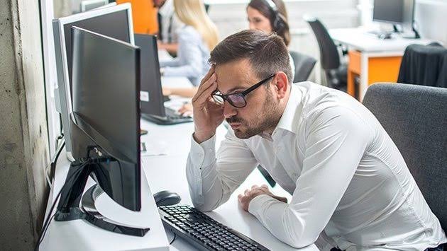 أيها الموظف …إياك أن تتقمص دور الشمعة في العمل