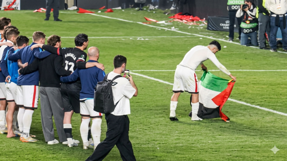 لاعب مغربي يحتفل مع جماهير فريقه الإسباني بالعلم الفلسطيني ( فيديو )