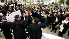 نقباء المحامين يلوحون بالاستقالة احتجاجاً على “قانون المحاماة”