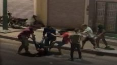 اعتداء جماعي يثير الاستياء بالعيون.. شريط يوثق محاصرة شخص وتعريضه للضرب والركل