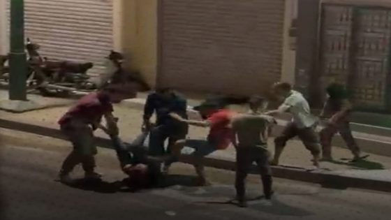 اعتداء جماعي يثير الاستياء بالعيون.. شريط يوثق محاصرة شخص وتعريضه للضرب والركل