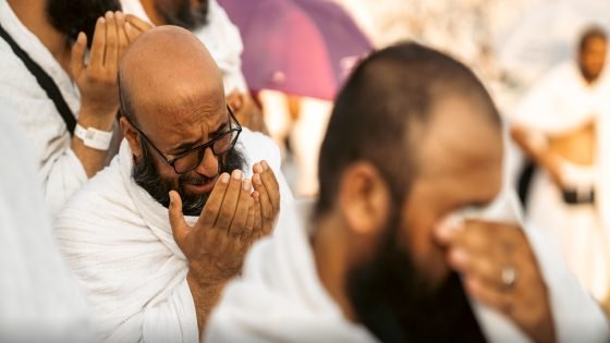 حجاج بيت الله الحرام يتوافدون إلى مشعر منى لقضاء يوم التروية